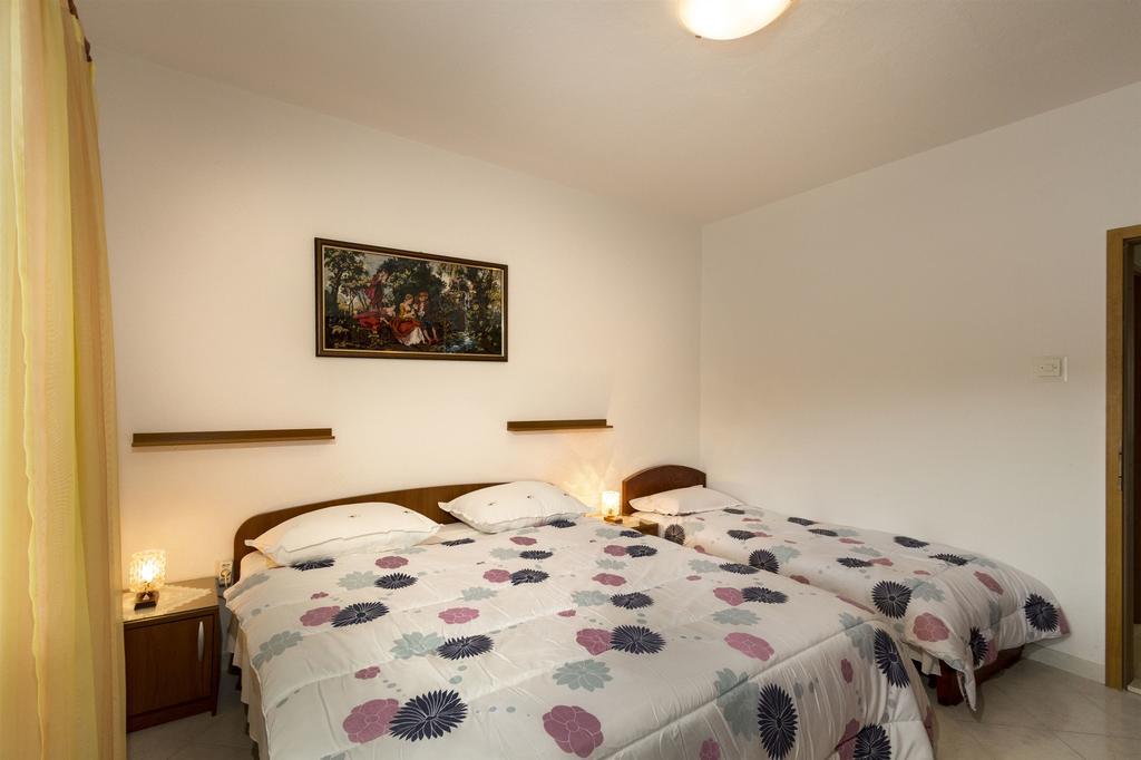 Apartment Mery Povlja  Buitenkant foto